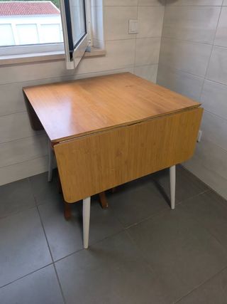 Mesa com tampo em bambu