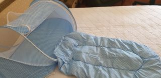 Cuna de viaje plegable azul con mosquitera
