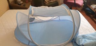 Cuna de viaje plegable azul con mosquitera