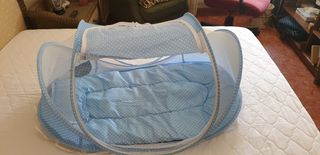 Cuna de viaje plegable azul con mosquitera