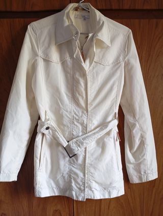 Chaqueta mujer tipo impermeable.