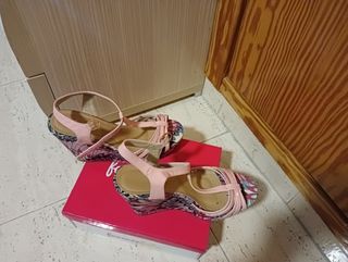 Sandalias de cuña verano multicolor y rosa