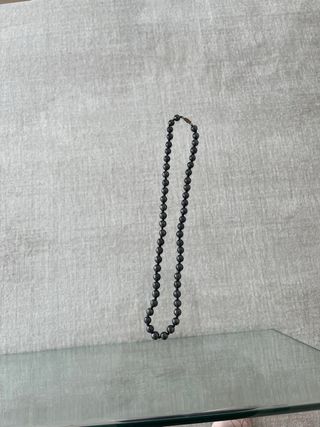 Elegante collar de perlas de ónix