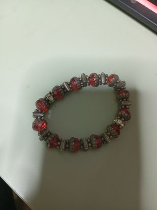 Pulsera de bisutería roja y plateada