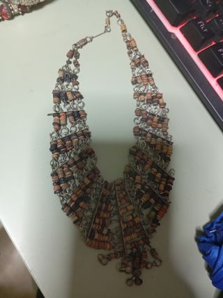 Pulsera de bisutería roja y plateada