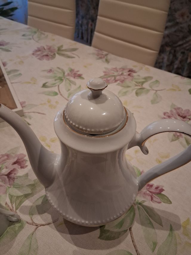 Vajilla de porcelana con borde dorado