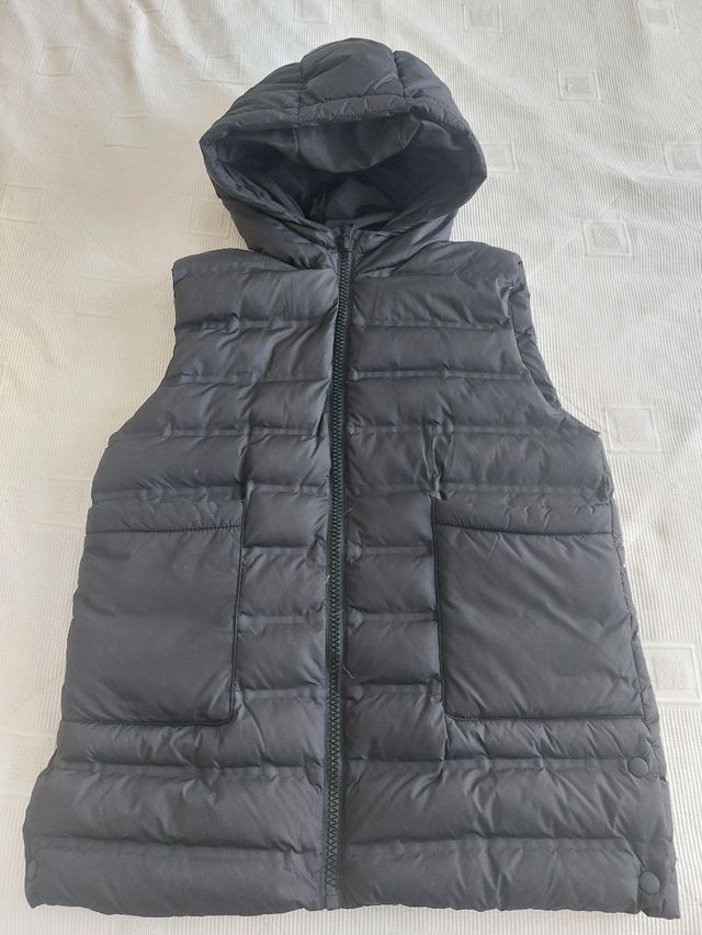 Anorak sin mangas Zara negro T.11-12