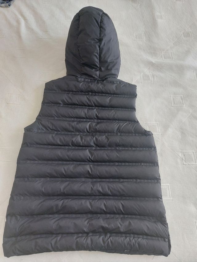 Anorak sin mangas Zara negro T.11-12