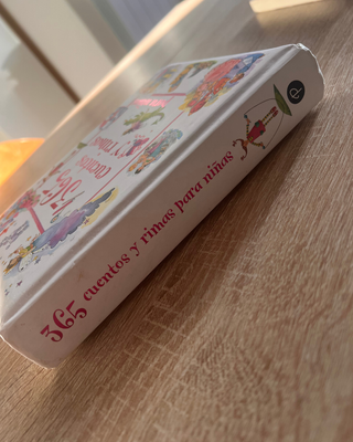 365 Cuentos y Rimas Para Ninas/ 365 Stories & R...