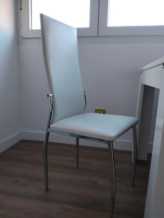 Sillas de comedor blancas y plateadas