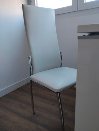Sillas de comedor blancas y plateadas