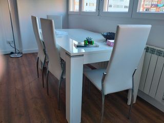 Sillas de comedor blancas y plateadas