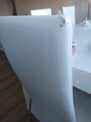 Sillas de comedor blancas y plateadas