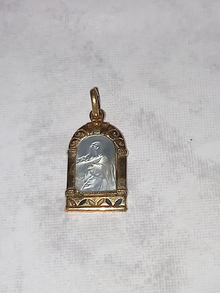 Cruz y medalla religiosa dorada