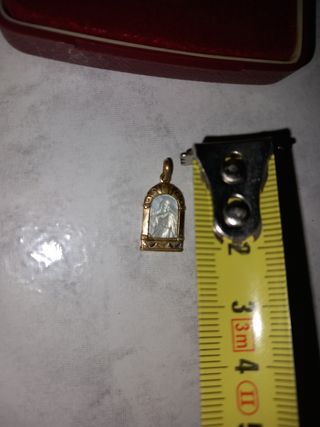 Cruz y medalla religiosa dorada