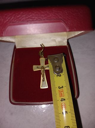 Cruz y medalla religiosa dorada