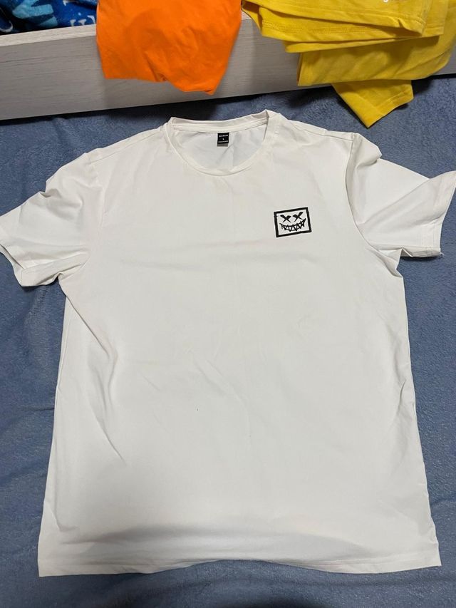 Camiseta blanca con estampado de cara