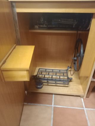 Máquina de coser antigua con mueble