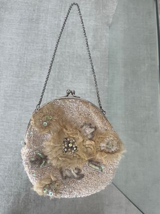 Bolso de fiesta beige y dorado con cadena