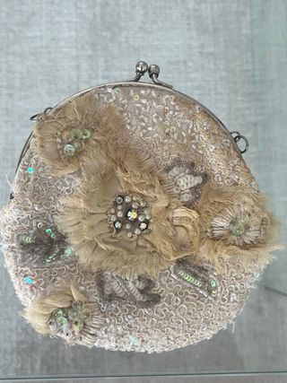 Bolso de fiesta beige y dorado con cadena