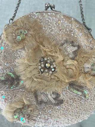 Bolso de fiesta beige y dorado con cadena