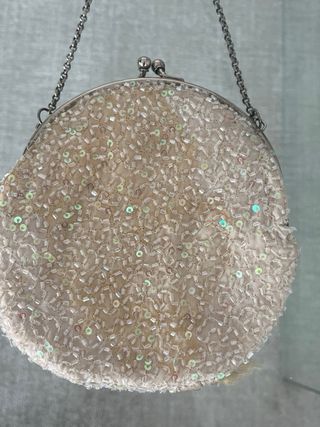 Bolso de fiesta beige y dorado con cadena