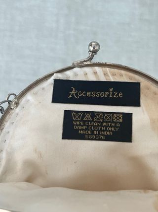 Bolso de fiesta beige y dorado con cadena