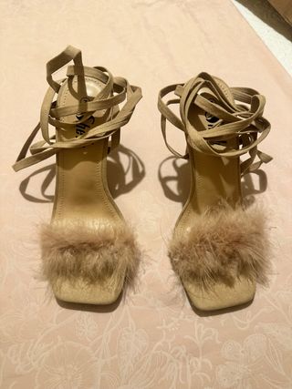 Sandalias tacón beige plumas atadas talla 37
