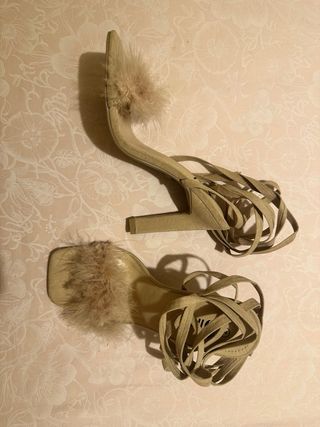 Sandalias tacón beige plumas atadas talla 37