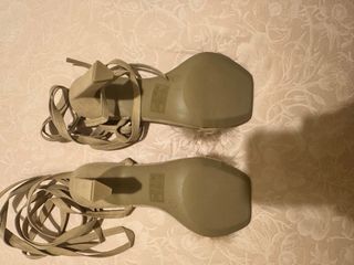 Sandalias tacón beige plumas atadas talla 37