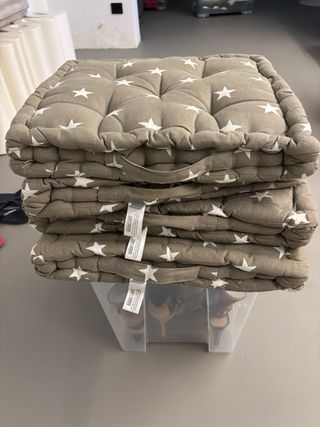 Cojín de suelo beige con estrellas blancas