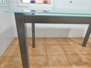 Mesa de cocina cristal opaco y metal