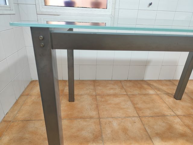 Mesa de cocina cristal opaco y metal