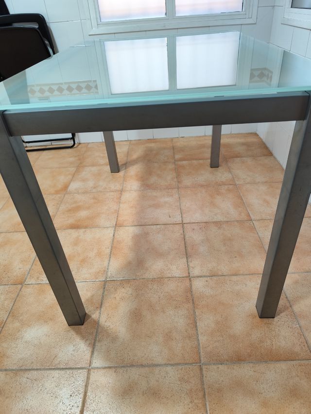 Mesa de cocina cristal opaco y metal