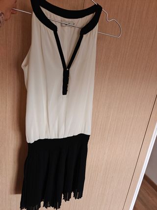 Vestido blanco y negro con falda plisada. 