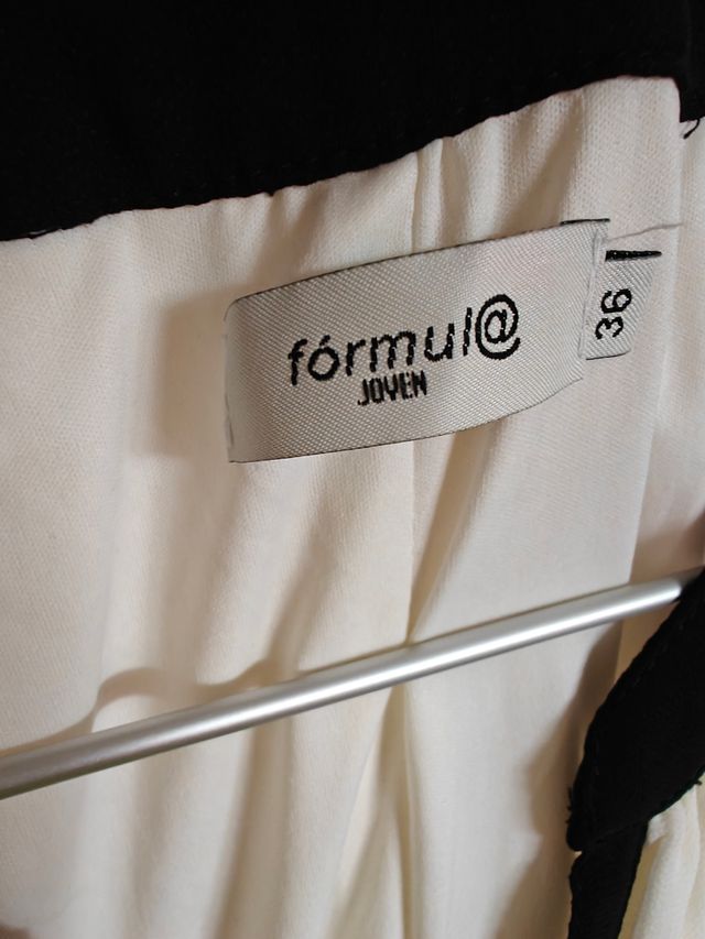 Vestido blanco y negro con falda plisada.