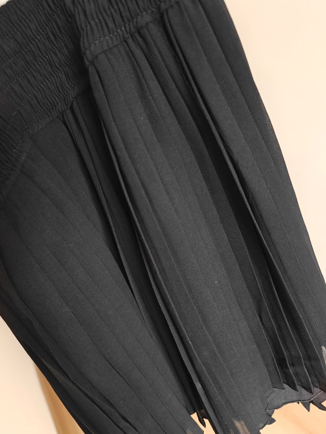 Vestido blanco y negro con falda plisada.