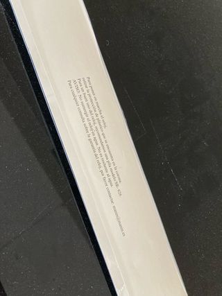 Reloj pulsera turquesa con diseño geométrico.