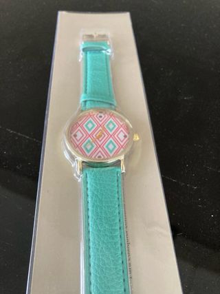 Reloj pulsera turquesa con diseño geométrico.