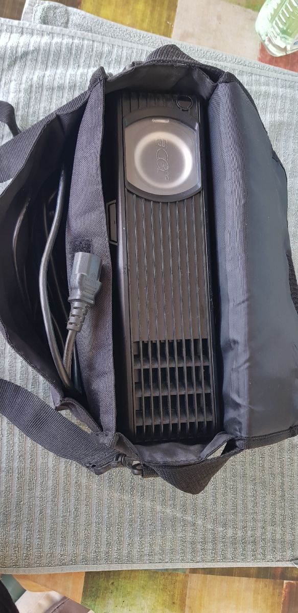 Proyector Acer usado muy poco.
