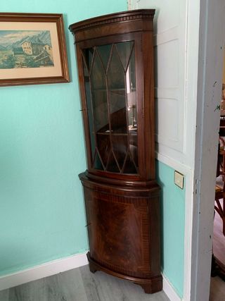 Mueble esquinero de madera y cristal