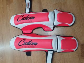Espinilleras custom fihter rosas.
Talla m