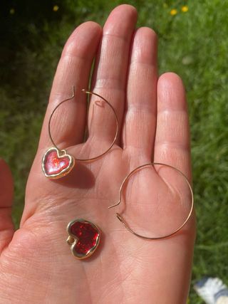 Orecchini a cerchio dorati con cuore rosso