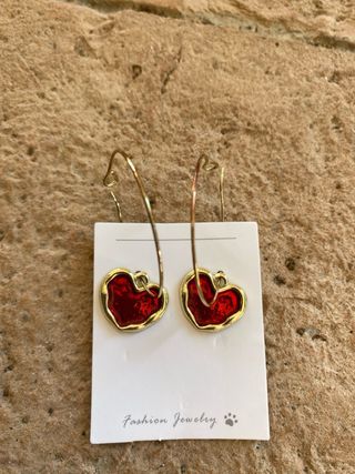 Orecchini a cerchio dorati con cuore rosso