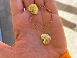 Orecchini a cerchio dorati con cuore rosso