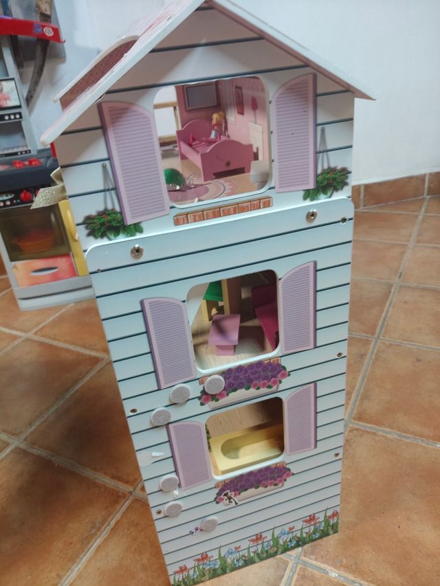 Casita de muñecas de madera