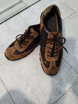 Zapatos de hombre marrones y naranjas