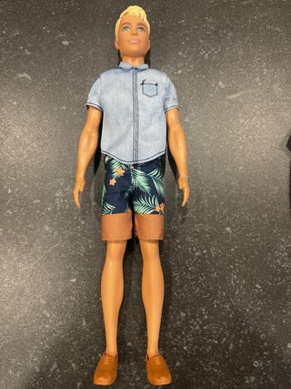 Barbie y Ken con ropa y zapatos