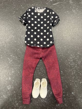 Barbie y Ken con ropa y zapatos