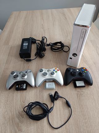 Xbox 360 Slim Blanca 500GB + 3 mandos